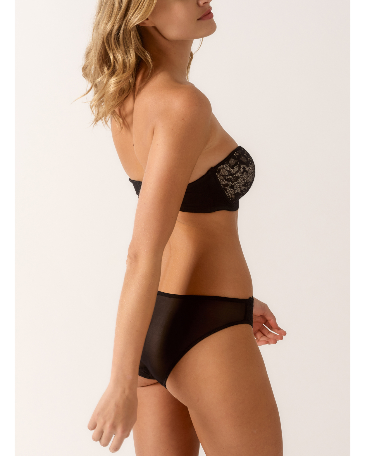 Nahtloser vorgeformterbträgerloser BH MELODY Schwarz